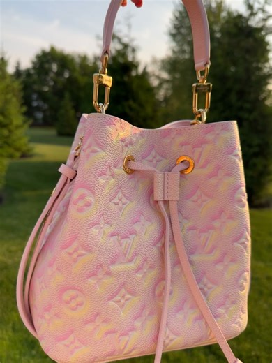 ALYSSA ♡ FASHION INSPO | A little golden hour photo shoot with my Louis Vuitton NeoNoe bb in stardust pink 💕💖✨ My full review on her is live on YT now! #handbags... | Instagram