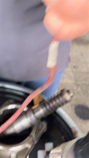 Zapychanie filtrów DPF i awarie czujników NOx to jedne z najdroższych problemów w nowoczesnych ciężarówkach. Wynn’s DPF Regenerator NOx Sensor Protector przyspiesza regenerację filtra, zmniejsza ilość sadzy i chroni czujniki przed uszkodzeniem. Efekt? ✔️ mniej awarii i wymian, ✔️ niższe zużycie paliwa, ✔️ dłuższa żywotność układu wydechowego. Profilaktyka, która realnie obniża koszty utrzymania floty i zapewnia jej ciągłą gotowość do pracy. | Wynns-Trucks