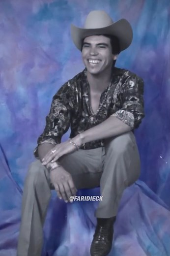 Un hombre vestido con su característico sombrero vaquero, lo da todo en el escenario. En un momento, otro hombre se acerca a él para pasarle una nota y la cara del cantante cambia por completo el contenido de la nota. Se ve asustado, pero decidido y se dice a sí mismo El show debe continuar. Este fue el error más grande de su vida. Debido a que esa misma noche Chalino fue eliminado de este planeta. Y hasta la fecha, nadie sabe a ciencia cierta por qué. Algunos dicen que se trató de un ajuste de 