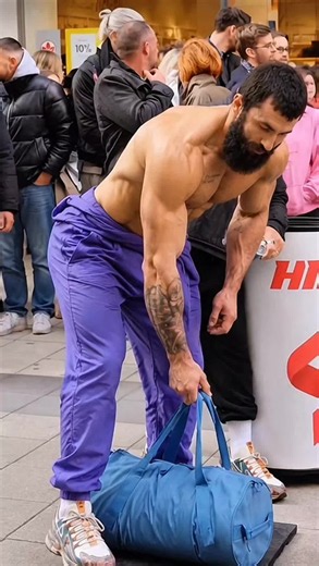 anatoly prank with pro bodybuilders #viralvideo #bodybuilders #anatolyprank #anatoly #gym