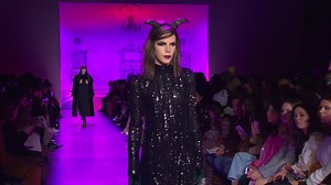 Anna's take on nocturnal glamour with a gothic twist. Watch the full #AnnaSui FW20 runway “GOTHIC VAMP” now. 🖤 | Anna Sui