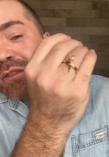 J’ai reçu 3 bijoux de la collection printemps? été? honnêtement who cares de @MIAJWL Tout ce que je sais, c’est qu’ils sont MAGNIFIQUES. Et tu sais déjà pourquoi j’adore Mia : ce sont de VRAIS bijoux résistants à l’eau Moi enlever mes bijoux pour me doucher ou me baigner? Jamais de la vie En plus, j’ai un code promo pour toi : TOMMY15 pour 15 % de rabais ET n’oublie pas : chez Mia, tu achètes 2 bijoux et le 3e est gratuit Alors dis-moi!lequel est ton préféré parmi ceux que je t’ai montrés? BRACE