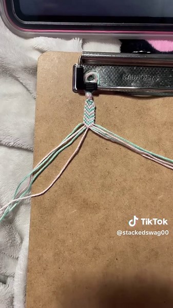 i love this color combo!🌷 the pattern i used for this bracelet is #2 #fyp #braceletmaking #braceletbookpatterns #day2