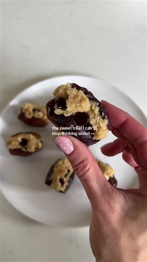 aaand the date obsession continues!! cookie dough dates go crazyyy 🍪🍪 recipe I used is from @brooke mason 🤍 1/2 cup almond flour 1 tbsp nut butter (I used cashew) 1 tbsp maple syrup 1 tsp vanilla extract pinch of salt #easyrecipes #healthytreats #daterecipe #easytreats #cookiedoughdates