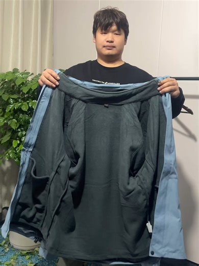 🌟 Three Ways to Wear, Adaptable to Changing Weather Conditions Outer Shell Jacket: Windproof and water-repellent, ideal for unpredictable weather; detachable design for easy adaptation to different temperatures. Inner Fleece Liner: Soft and warm, breathable and skin-friendly; two side pockets keep hands warm and can store small items, perfect for wearing alone in autumn and winter. Combined Layering:Wear both layers together in cold weather to create a multi-layered insulation system, providing