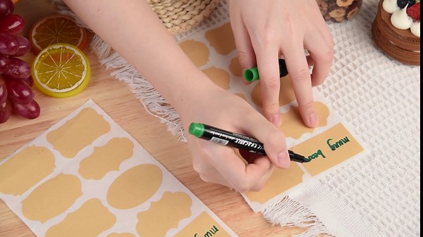 Jspupifip 32 Pcs Plastic Jars with Silver Lids, 8 oz & 4 oz Small Clear Plastic Containers Mini Round Empty Travel Storage Refillable Food Jars for Kitchen, Body Butters, Cream, Scrubs, Bath Salt