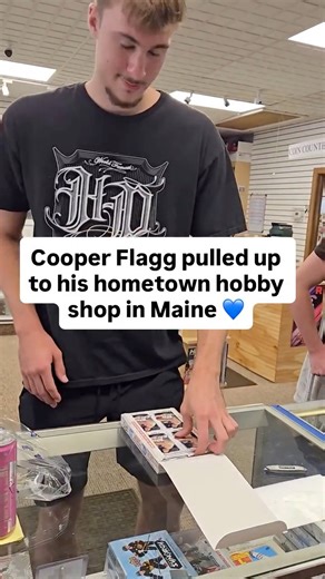 Cooper Flagg is a true collector 🔥 During a visit to his hometown, Cooper stopped into his local hobby shop to rip some packs. He even pulled a Dallas legend 👀 | Topps