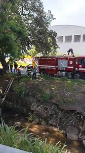 🚨Carro cai em córrego próximo ao Fórum Cível. Mais informações em instantes. Corpo de Bombeiros está no local. Pelo menos há uma pessoa ferida. | São Carlos Agora