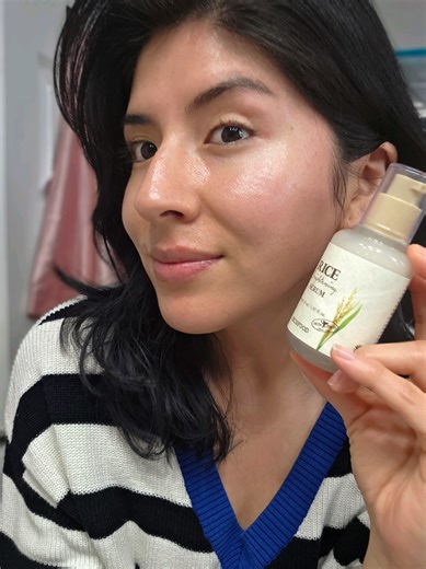 New PR package alert! 🚨 Testing out the SKINFOOD 🥕Carrot Pads and Rice TONER today and... well, look at that shine. 🤩 Keeping it minimal, natural, and 100% me. Which step is your favorite? (You know I never skip the sunscreen! ☀️) ​ Skincare Products mentioned ✨️ Birch Moisturizing Cleanser by @ROUND LAB @SKINFOOD US Store Carrot Carotene Calming Water Pad 60P Set ( 30P) Skinfood Rice Serum @skinfood_global Eye Cream by @Beauty of Joseon PDRN Hyaluronic Acid 100 Moisturizing Cream @anua_globa
