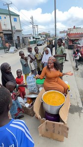 On today’s episode of cooking in the street with,with the street, and for the street with LOVE. The highlight of the day still remains the genuine excitement that comes with doing this. Meat sponsored by @meatloversng To each and everyone that constantly sew seeds towards this street cooking charity movement, may God continue to water every area of your life. God bless you immensely. Pls follow official page @goldenheartfoundation2 . Full video on YouTube REAL SARAH MARTINS TV ❤️❤️❤️ 🎥 @funnyhi
