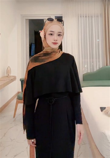 spiII detail outfit : • dress : I!nk n0 356b • tas jaring : I!nk n0 334a • hijab printing : I!nk n0 60b • kacamata : I!nk n0 354b • jepit bunga : I!nk n0 945b • belt : I!nk n0 196b #fyp #outfitinspiration #ootdinspo