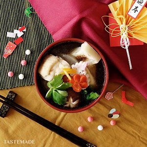 【あけおめレシピ】関東風お雑煮 お正月に作りたい、あっさり出汁の関東風のお雑煮！ ■材料 二人前 《出汁》 ・水 3カップ ・昆布 5g ・鰹節 12g ・しょうゆ 大さじ1 ・みりん 大さじ1/2 ・塩 少々 《具材》 ・角餅 2切 ・鶏もも肉 100g ・大根 2cm ・人参 4cm ・小松菜 2株 ・しいたけ 2個 ・カマボコ 2切れ ・ネギ 8cm ・柚子の皮 少々 ・三つ葉 少々 ■手順 1. 鍋に水と昆布を入れ、30分浸ける。火をつけ、ふつふつと沸いてきたら昆布を取り出し、沸騰したら鰹節を入れる。鰹節が沈んだら、厚手のキッチンペーパーを乗せたザルで漉す。 2. 鶏もも肉は一口大の大きさに切る。大根は皮をむいて厚さ1cmの半月切りにし、長ネギは2cmの斜め切りにする。小松菜は塩茹でをして、3cm幅に切る。人参はねじり梅に、しいたけとカマボコは好みの飾り切りにする。柚子は松葉に切り、三つ葉は結ぶ。 3. 1のだし汁に大根・人参を入れ、弱火で火を入れる。野菜に火が通ったら、鶏肉・しいたけ・ネギを入れて、火が通ったらしょうゆ・みりん・塩を加えて味を調える。 4. お餅はトースターで