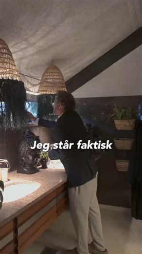 Skal jeg besøge din virksomhed ?? Gør dine medarbejdere smukker 😀= glader. Jeg kan holde et foredrag, event dag , styling dag eller klippe og style jer alle over en eller flere dage , er i klar er jeg . Skriv til mig på dennis@dennisknudsen.dk så aftaler vi nærmer hvad i har lyst til og pris. Ses vi ? Knus dennis | Dennis Knudsen
