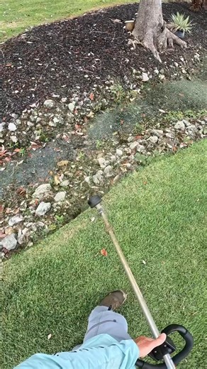 String edging done right #connerlawnandmaintenance #satisfying #lawncare #lawnedging #echousa #lawnmaintenance #crispyedges | Cornber Lawn