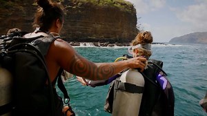Les montagnes d'Hiva Oa sont cernées par l'océan Pacifique. Cette île est la plus grande des Marquises. Humu Kaimuko possède le seul club de plongée de l'archipel, le Marquises Diving. Le groupe de 6 plongeurs qu'il encadre ce jour-là espère une rencontre privilégiée avec les raies manta. Un ballet enchanteur que le cadre exceptionnel de l'île permet d'admirer au plus près. | C pas si loin