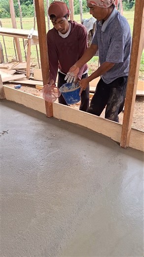 A simple way to spread powdered mortar. #constructionchannel #shortsviral