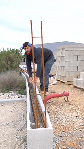 🏗️ Chantier terminé à Montredon-des-Corbières ! L’équipe CRB est intervenue pour la réalisation de deux éléments essentiels à la mise en place d’un portail coulissant : ✅ Création d’une longrine en béton armé, destinée à accueillir les rails du portail. Ce type de structure assure une base stable, résistante et durable. ✅ Collage de dalle pour une finition propre et fonctionnelle autour de la zone de passage. 🔧 Un travail technique réalisé avec soin par nos équipes sur le terrain, toujours ave