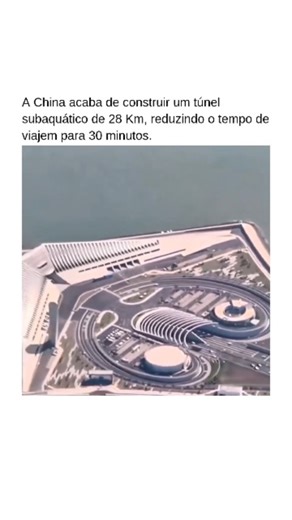 Histórias Fascinantes on Instagram: "A China concluiu a ligação Shenzhen-Zhongshan, um corredor de 28 quilômetros que atravessa o estuário do Rio das Pérolas entre Shenzhen e Zhongshan. O projeto combina pontes de grande vão, ilhas artificiais e um túnel submerso de 6,8 quilômetros sob o mar aberto. O túnel de oito faixas está entre os mais largos já construídos e reduz o tempo de viagem de quase 2 horas para cerca de 20 a 30 minutos. Os engenheiros montaram seções de túnel pré-fabricadas, baixa
