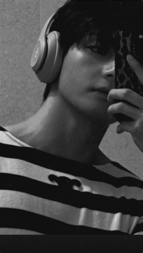 𓆩ᴠᴀᴛᴛʏ𓆪 on Instagram‎: "𝑇𝐴𝐸𝐻𝑌𝑈𝑁𝐺 𝐼𝐺 𝑃𝑂𝑆𝑇 ❤️‍🩹 𝐹𝑂𝐿𝐿𝑂𝑊 𝑀𝐸 𝐹𝑂𝑅 𝑀𝑂𝑅𝐸… أهلاً بك! فيلم “Home Alone” قصة ممتعة جدًا. تدور أحداثه حول عائلة كبيرة اسمها ماكاليستر، قررت السفر لقضاء عطلة عيد الميلاد في باريس. لكن في زحمة الاستعدادات, نسوا بالغلط أصغر فرد في العائلة، كيفن، وعمره 8 سنوات, نايم في غرفته! 1 لما كيفن صحي ولقى البيت فاضي، كان مبسوط في الأول إنه صار لحاله، وقدر يعمل كل اللي يبيه بدون ماحد يقول له لأ. لكن فرحته ما كملت، لأن اثنين لصّين كانوا مخططين يسرقون بيتهم. هن