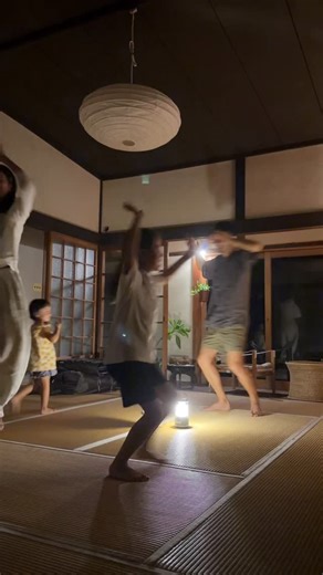 菊本 拓志 Hiroshi Kikumoto on Instagram: "中秋の名月であることを夕方思い出し🌕 子達の発案で村祭りの音頭を踊りました😆 幼稚園で覚えたそうです😊 クオリティは半端なく低いですが笑 みんなで笑って よき中秋の名月でした〜🤣"