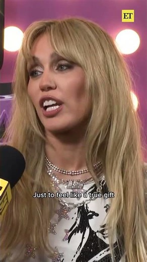 #mileycyrus celebrates at the premiere of the '#hannahmontana 20th Anniversary Special' 🥹