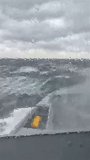 #FDI | En DLD, la FDI Amiral Ronarc’h navigue en mer agitée 🌊 🛥️ Son étrave inversée améliore l’hydrodynamisme et la tenue à la mer, permettant de conserver des vitesses élevées par mer agitée. 🚁 Les ailerons de stabilisation, apportent une plateforme stable, notamment pour les manœuvres aviation. 📹 Montage : Louison GAGGINI | Marine nationale