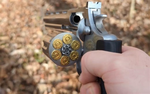 真男人就用 柯尔特蟒蛇 .44 Magnum