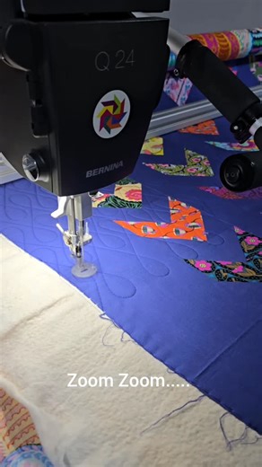 I love everything about this little quilt made by @ozkiwiquilts .... the fabric choices, thread colour and the quilting design Chris chose is perfect 👌 It's so happy 😊 It had me going through my stash and pulling fabrics to make one of my own... my summer project I think 🤗 #quilt #quilting #longarmquilting #berninaqmatic #edgetoedgequilting #customquilting #quiltingservice #quiltingteacher #quiltingwithrulers #quiltingclasses #quiltdesigner #quiltersofinstagram #freehandquilting #freemotionqu