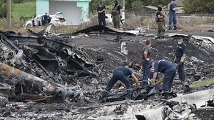 Investigators reach MH17 crash site