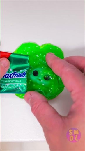 She found an alien head inside the toothpaste! And it can be used as a cap! || Cool Gadgets💚