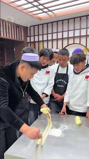 This is the right way to make noodles! 😳🍜