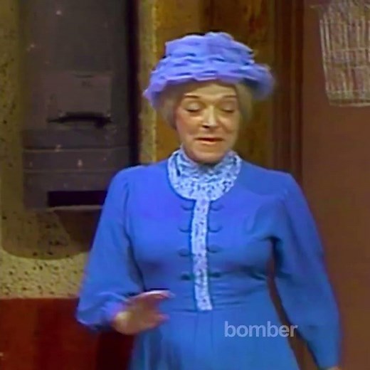 A bruxa do 71 cai na vila - #memes #chaves #humor #comedia