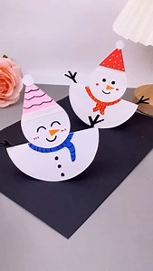 Make a wobbly little snowman from two circles! It's a simple and fun snowman to make with your child #origami #howto #papercraft | People Crafts