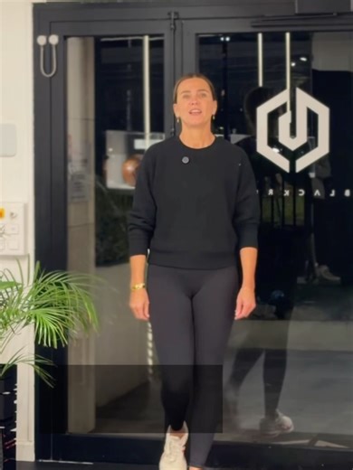 Marine Vignes on Instagram: "La ménopause n’est pas une fin, mais un changement de règles du jeu… et c’est certainement le moment le plus important pour prendre soin de soi, de la machine qu’est notre corps, pour conserver force, mobilité et stabilité…. Et continuer de faire ce qu’on a envie de faire, le plus longtemps possible ! 💫 Dans ce carrousel, qui alterne exercices ciblés et compléments alimentaire adaptés, @guillaume_piffeteau , préparateur physique de Rudy Gobert, nous présente une rou