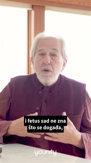 Znanost danas potvrđuje ono što smo možda naslućivali: još prije nego što se rodimo, naš se svijet već oblikuje kroz emocije majke. Dr. Bruce Lipton objašnjava da majčina krv ne prenosi samo hranjive tvari, već i informacije – kemijske signale njezinih osjećaja. Ako je majka mirna i sretna, fetus prima biokemijske poruke ljubavi i sigurnosti. Ako je u strahu ili stresu, tijelo šalje hormone prijetnje koji uče dijete da svijet nije sigurno mjesto. To znači da naš “program” ne počinje rođenjem, ve