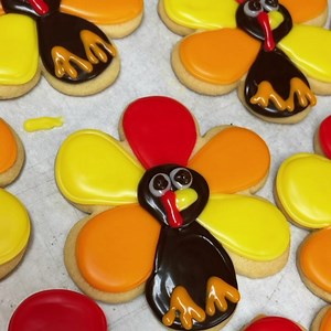 11 reactions | Fondant turkeys because Thanksgiving is all about the dessert! Open today until 6 and we’re open tomorrow 6:30-1!旅 | Mueller's Bakery | Facebook