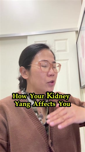 🌙 Feeling hot at night but still sweating or peeing a lot? That’s a classic Kidney Yin issue in TCM. Kidney Yin is like the body’s coolant system. Its job is to cool down internal heat at night so the body can rest deeply. When Kidney Yin is low: 👉 you feel hot at night 👉 sleep becomes light or restless 👉 deep sleep is hard to reach Some people say, “But I have a lot of fluids — I sweat at night and I pee often.” Yes — and that’s exactly the problem. Those fluids aren’t being held and used t