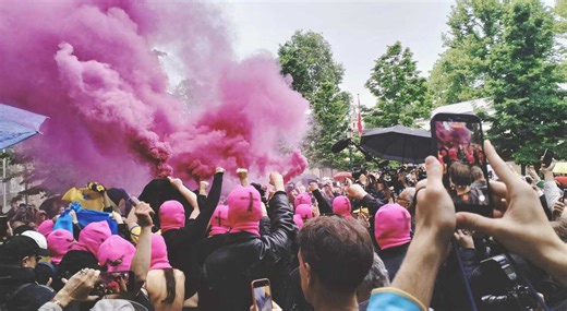 Biennale, protesta di Pussy Riot e Femen contro il padiglione russo video
