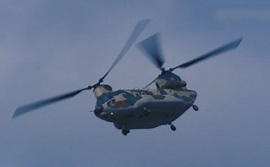 日本CH-47J重型直升机飞行展示，体型庞大但动作很灵活