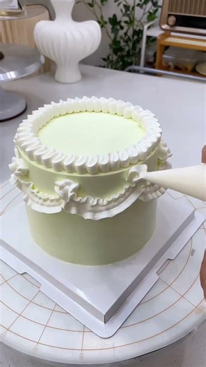 A cake decorating tutorial that lets you easily make cake borders without piping tips