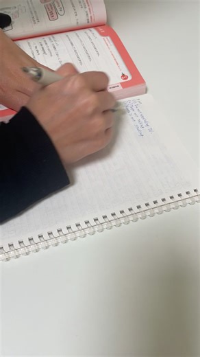 頭こんがらがる〜🫨 今日からは現在進行形に入ったよ🚶 #中学英語 #おば勉 #勉強Vlog #中学英語をもう一度ひとつひとつわかりやすく 急に再生されなくなった。なんでぇ？