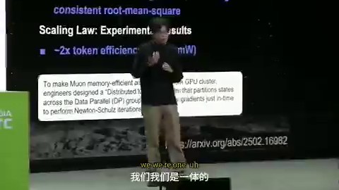 Moonshot AI创始人杨植麟最近放出了一个40分钟视频。这位92年生、清华计算机本科第一、CMU博士、Transformer-XL和XLNet共同作者，前Google Brain和Meta研究员，坐在镜头前平静拆解了Kimi K2的整个训练过程。他们只花了460万美元。上周一场8模型实时编程大战，Kimi K2直接拿下第一，GPT-5.5排第三，Claude Opus 4.7第五。我看完后最大的感受是，AI竞赛的规则已经在悄然改变。所有人还在拼谁敢烧更多钱、堆更多算力，他却用极致优化、线性注意力、子代理这些硬核架构，把资源差距直接抹平甚至反超。40分钟全是干货，零废话，把关键打法讲得清清楚楚。如果你正在做AI代理，或者准备2026年入场大模型赛道，这段视频强烈建议存下来周末慢慢看。小团队靠聪明架构，正在把大厂的传统玩法一点点颠覆。你还觉得只有堆钱才能赢吗？