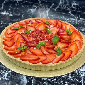 208K views · 4.5K reactions | Tarte aux fraises 100% maison Recette simplifiée expliquée pas à pas  Pâte sucrée : 300g de farine 140g de beurre mou 45g de sucre glace Une pincée de sel 1 oeuf + 1 jaune 1 c.à.c de vanille en poudre Crème pâtissière à la vanille : 450ml de lait 4 jaunes d’œuf 100g de sucre 1 gousse de vanille 50g de maïzena 40g de beurre 400g de Fraises | Deli Cuisine | Facebook