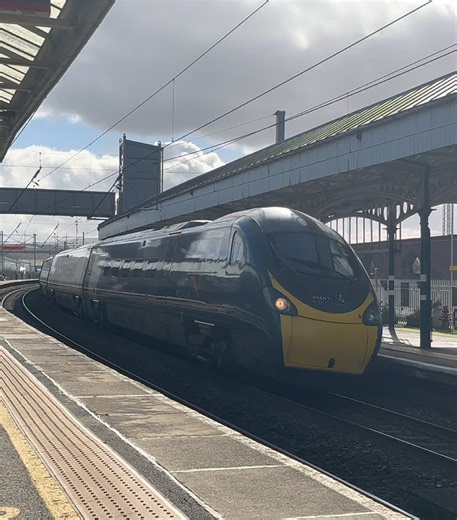 390 passing Penrith with a mega 3 tone Doppler (no sound this time) #390 #tones #railway #trainspotting #doppler