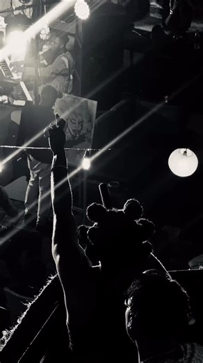 Y A R D E N on Instagram: "an experience 🤍 bridged art and live music appreciate everyone that pulled up💎🤍 appreciate the team @live.kickback @etinsrecords"