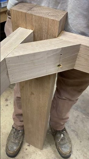 This is by far my favorite way to secure table legs to the aprons. 🤘🏻🤘🏻