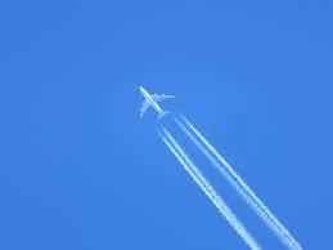 飛行機雲は、なぜできるのか？