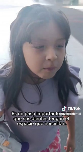 Sabías que el expansor de paladar no es solo para alinear dientes? 😱 Este pequeño aparato ayuda a ensanchar el maxilar superior 🦷, creando el espacio necesario para que los dientes crezcan correctamente. Pero eso no es todo 👇 ✨ Mejora la mordida ✨ Puede favorecer una mejor respiración ✨ Ayuda al desarrollo adecuado del rostro Lo más importante: mientras antes se use, mejores son los resultados 🙌 No es solo estética… es salud 💙 ¿Notas que tu hijo respira por la boca o tiene dientes apiñados?