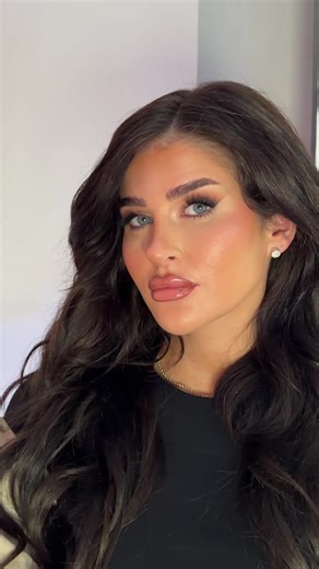 Glaming the gorgeous Evie @Makeup By Mario eyeshadow pallet @urban decay space cowboy @bobbibrownuk facebase @NARS Cosmetics light radiant foundation @PINKHONEY bff face frosting @🇬🇧MADEBYMITCHELL🇬🇧 blursh @Too Faced born this way concealer @Laura Mercier powder @M·A·C Cosmetics bronzer, honey love lipstick @Huda Beauty blush pallet @Rare Beauty highlighter @Morphe 2 prep and set setting spray, sweet tea liner, wet peach lipstick #mua #glowmakeup #makeuptutorial #vsangelmakeup