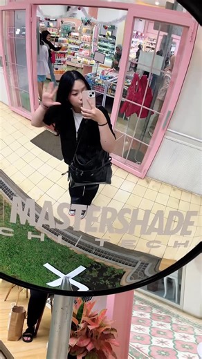 Ramadhanti Lesta Savira Soedjono on Instagram: "Rela macet-macetan di Bandung demi dapet rahasia makeup yang paling pas buat muka sendiri? Asli, ini worth it banget! 💖 Aku lagi mampir ke Mastershade Archi/Tech, kolaborasi keren antara Make Over dan Makeupuccino. Di sini, fitur wajah kita bakal dianalisis lewat face scanning untuk nentuin shade dan teknik makeup yang paling cocok. Gak ada lagi drama salah pilih shade! 🙅‍♀️✨ Ada banyak pilihan sesinya: 🆓 Sesi FREE: Cukup dengan belanja 1 produk